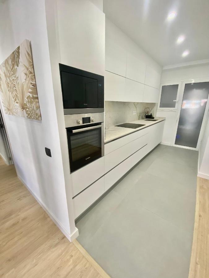 Barcelona Chic Apartments- Free Parking - 10 Min From Bcn City Centre By Metro エクステリア 写真