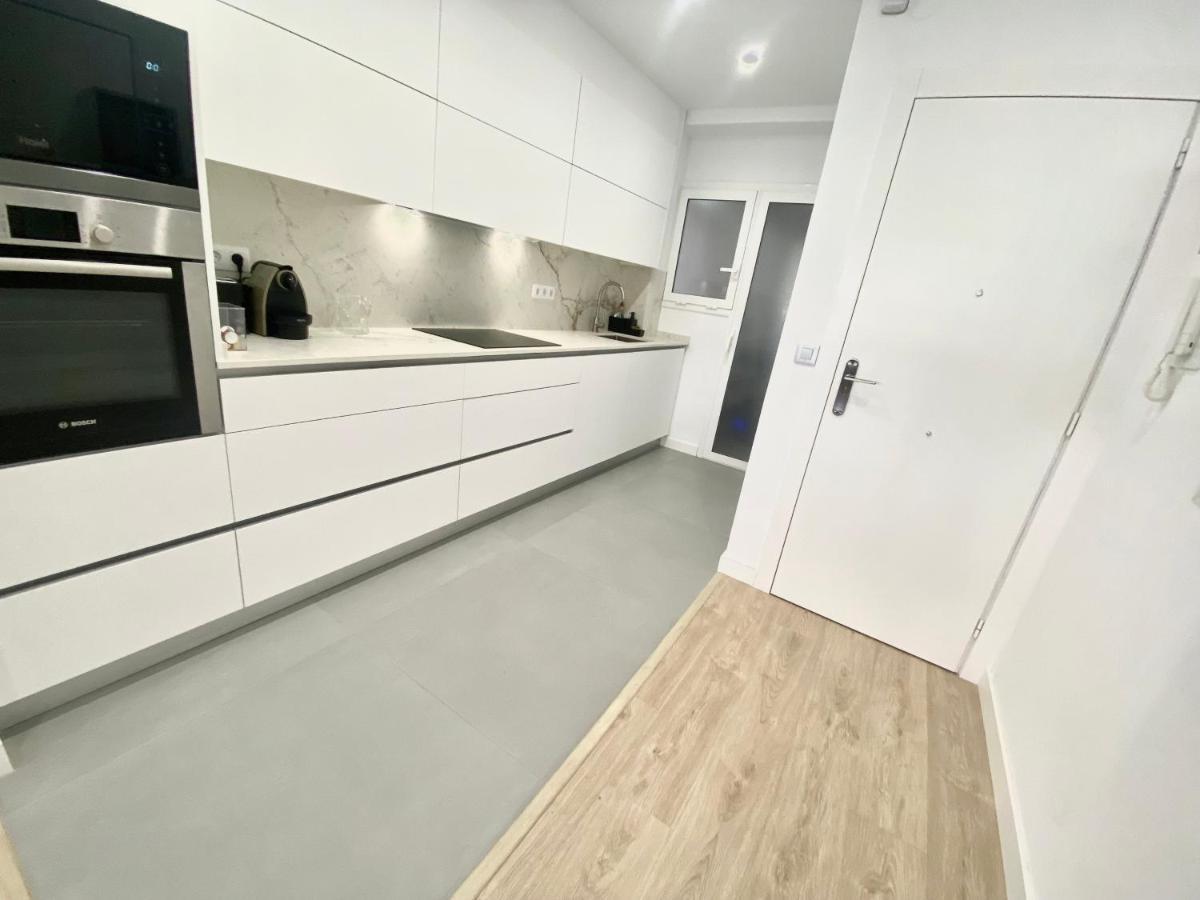 Barcelona Chic Apartments- Free Parking - 10 Min From Bcn City Centre By Metro エクステリア 写真