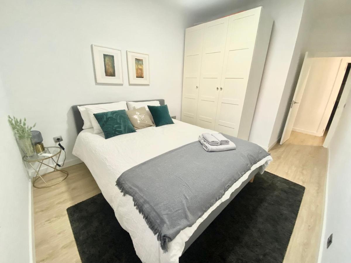 Barcelona Chic Apartments- Free Parking - 10 Min From Bcn City Centre By Metro エクステリア 写真