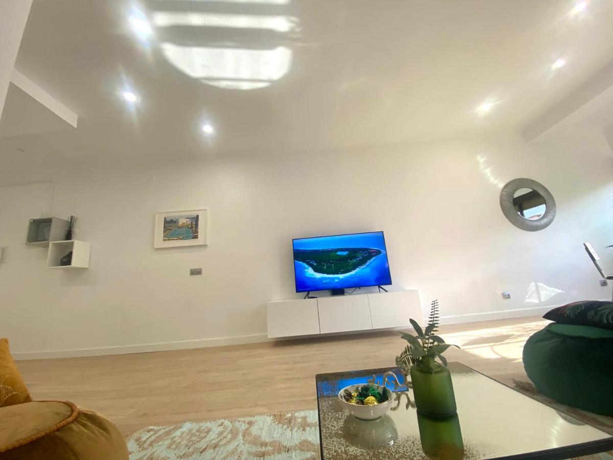 Barcelona Chic Apartments- Free Parking - 10 Min From Bcn City Centre By Metro エクステリア 写真