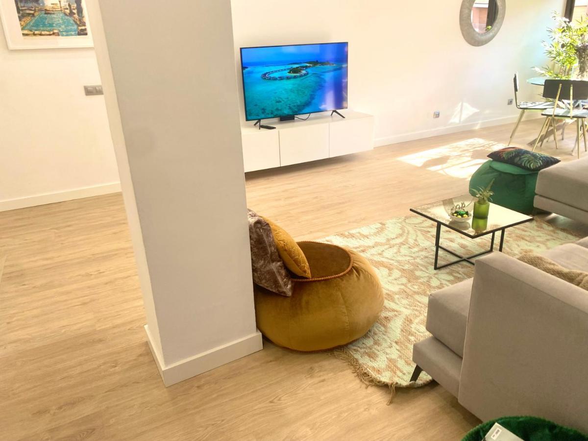 Barcelona Chic Apartments- Free Parking - 10 Min From Bcn City Centre By Metro エクステリア 写真