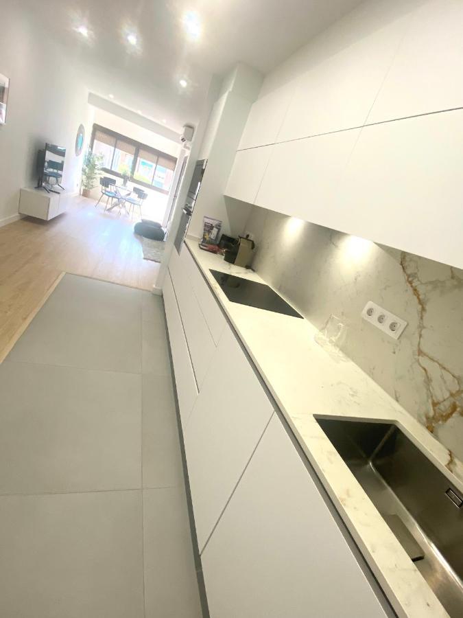 Barcelona Chic Apartments- Free Parking - 10 Min From Bcn City Centre By Metro エクステリア 写真