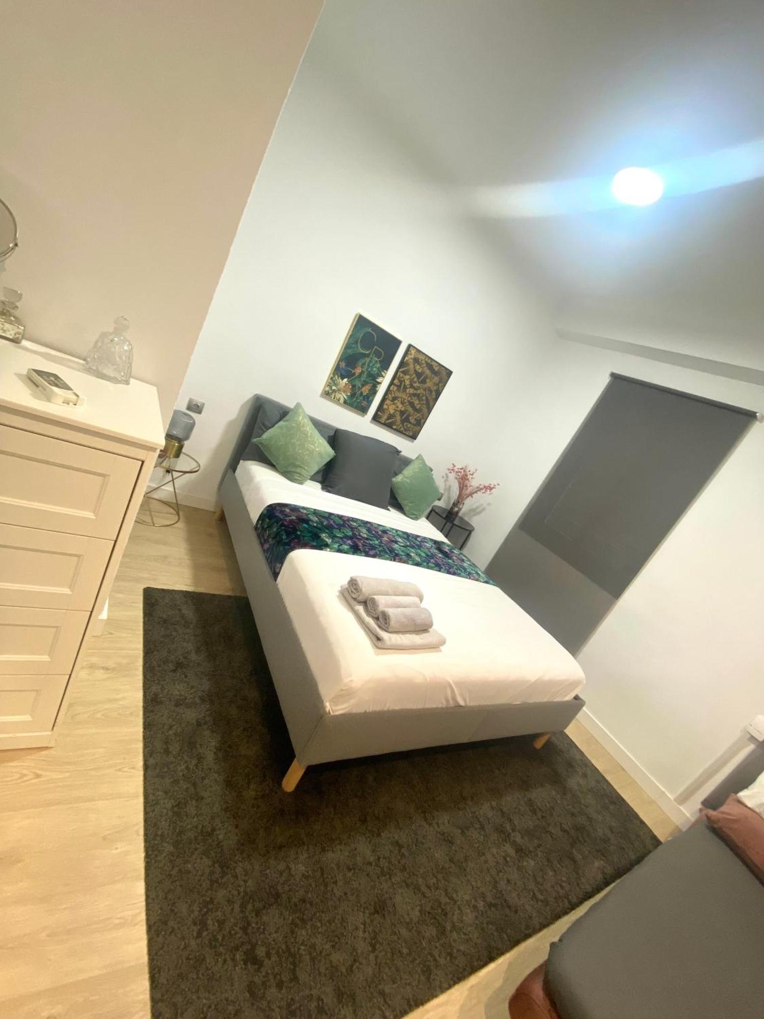 Barcelona Chic Apartments- Free Parking - 10 Min From Bcn City Centre By Metro エクステリア 写真
